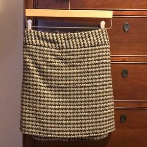 Women’s size 8 mid thigh tweed like skirt.
